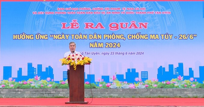 Ông Đoàn Hồng Tươi - Phó Bí thư Thành ủy, Chủ tịch UBND TP. Tân Uyên phát biểu tại lễ ra quân