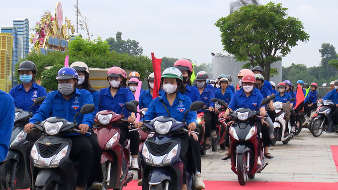 Sau lễ ra quân, cán bộ, chiến sĩ, đoàn viên thanh niên đã tham gia diễu hành hưởng ứng 