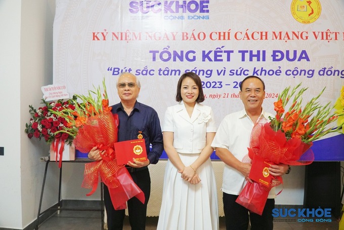 Nhà báo Trần Thị Dần, Thư ký Chi hội Nhà báo trao tặng Kỷ niệm chương “Vì sự nghiệp báo chí Việt Nam” cho TS. Vương Văn Việt, Tổng Biên tập Tạp chí và đồng chí Nguyễn Xuân Lam
