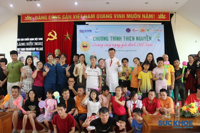 Ban Tổ chức cùng nhà tài trợ chụp ảnh cùng các em nhỏ tại Làng Hữu nghị Việt Nam