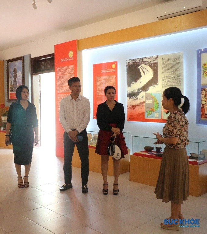 Đoàn thiện nguyện tham quan Làng