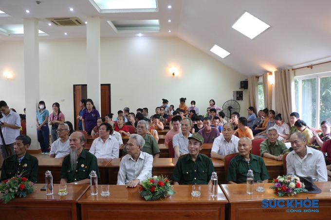Các bác cựu chiến binh cùng các em nhỏ đang sinh sống tại Làng tham dự chương trình