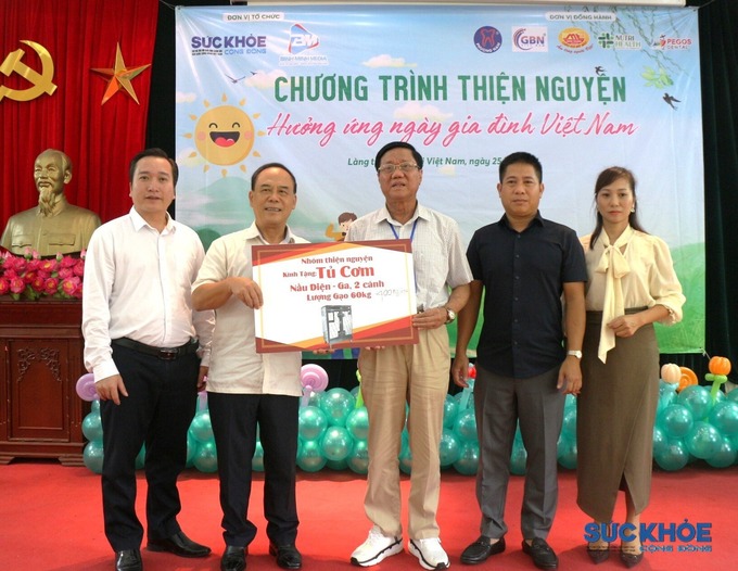 Đại diện Làng Hữu nghị Việt Nam nhận món quà từ Ban Tổ chức