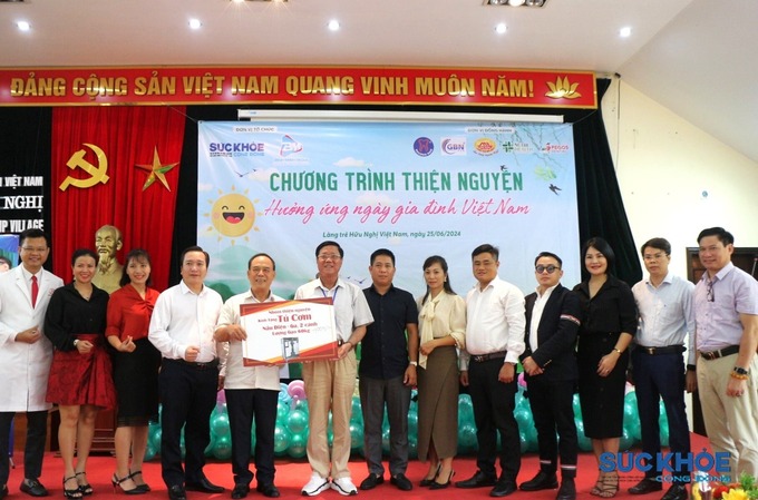 Ban Tổ chức cùng các nhà hảo tâm trao quà cho đại diện Làng Hữu nghị Việt Nam