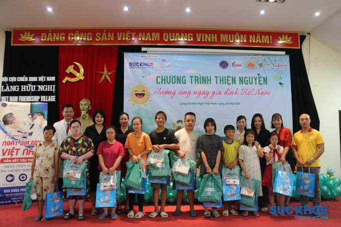 Ban Tổ chức cùng các nhà tài trợ trao quà cho các cựu chiến binh và các em nhỏ tại Làng Hữu nghị Việt Nam