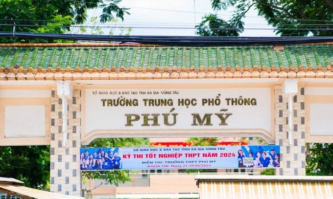 Tự đi xe máy đến điểm thi, một thí sinh gặp tai nạn chấn thương đầu