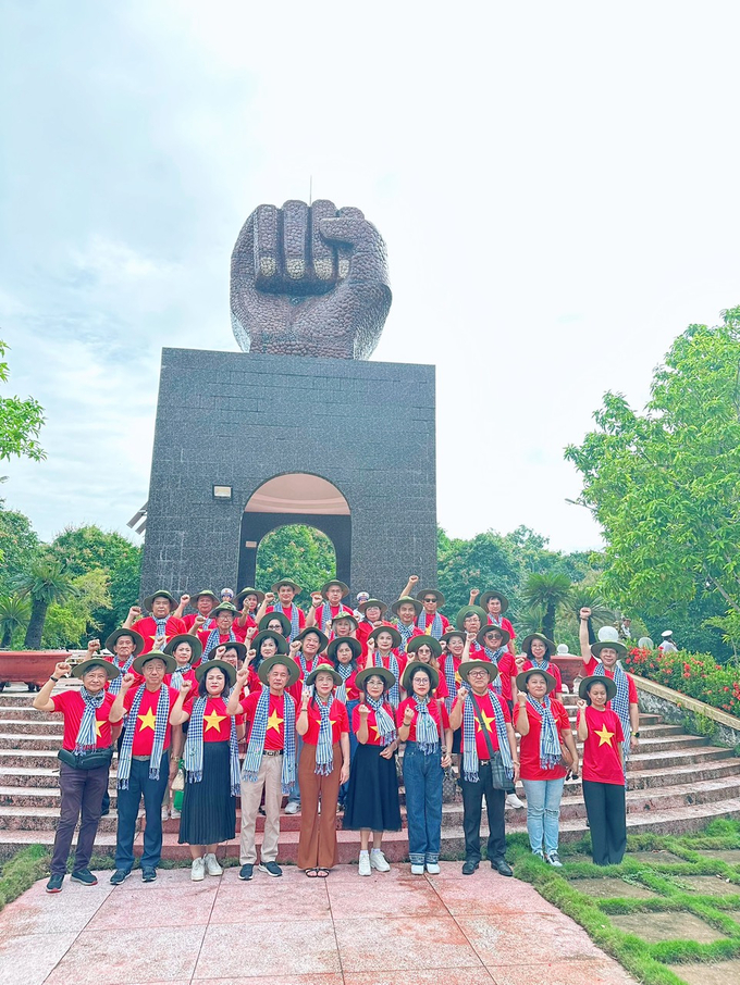  đoàn đại biểu Ủy ban về người Việt Nam ở nước ngoài TP. HCM và kiều bào đến dâng hoa, dâng hương viếng Đài tưởng niệm Liệt sĩ nhà tù Phú Quốc