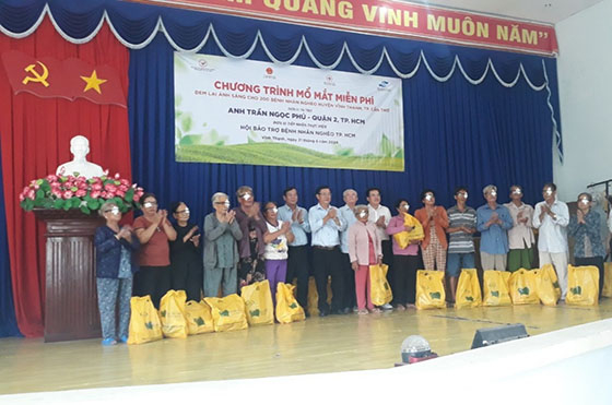 Lãnh đạo bệnh viện đại diện các nhà hảo tâm phát quà cho người dân (Ảnh: Thanh Lâm)