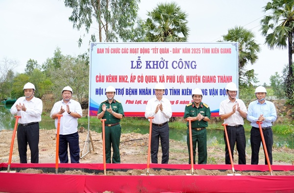 Ông Nguyễn Lưu Trung - Tỉnh ủy viên, Phó Chủ tịch UBND tỉnh Kiên Giang cùng đại diện lãnh đạo các sở, ngành tỉnh và huyện Giang Thành thực hiện nghi thức khởi công xây dựng cầu kênh HN2 tại ấp Cỏ Quen, xã Phú Lợi