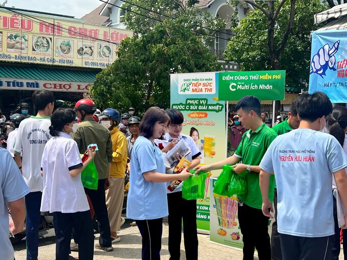 Tại điểm thi trường THPT Nguyễn Hữu Huân, TP.Thủ Đức, anh Bùi Văn Thanh (28 tuổi), nhân viên Dược phẩm Ích Nhân cho biết, lần đầu tiên tham gia làm tình nguyện viên tiếp sức mùa thi, trực tiếp pha vitamin C, tặng quà sức khỏe cho các thí sinh, anh Thanh rất vui. Anh mong thí sinh có nhiều sức khỏe, bản lĩnh để làm bài thi thật tốt.