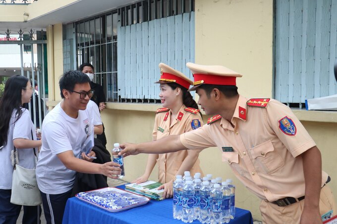 Lực lượng CSGT, DQTV cũng có mặt tại các điểm thi để tiếp sức cho các thí sinh cũng như đảm bảo an ninh trật tự
