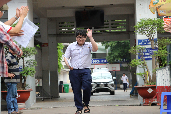 Là một trong những thí sinh ra đầu tiên của Trường THPT Gò Vấp, Cẩm Huy cho biết: “Đề thi toán năm nay vừa sức với em. Em nhẩm tính môn toán sẽ được khoảng hơn 7,4 điểm. Nguyện vọng của em là xét tuyển vào ngành Lịch sử của Trường Đại học Khoa học Xã hội và Nhân văn TP.HCM. Em sẽ nỗ lực để làm tốt các môn thi vào ngày mai”.