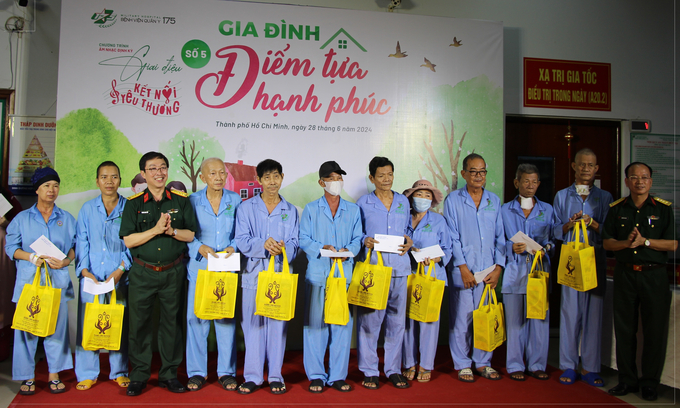 200 phần quà được trao đến các bệnh nhân