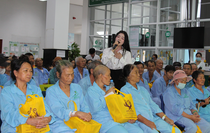 Trong gần 2 tiếng diễn ra chương trình, khán giả được thưởng thức các tiết mục văn nghệ nhiều màu sắc tạo không khí vui tươi, ấm áp, động viên, chia sẻ với các bệnh nhân vượt qua nỗi đau bệnh tật. Rất nhiều bệnh nhân đã cùng hoà vang tiếng hát và cổ vũ nhiệt tình cho các tiết mục do các y, bác sĩ, cán bộ nhân viên y tế.