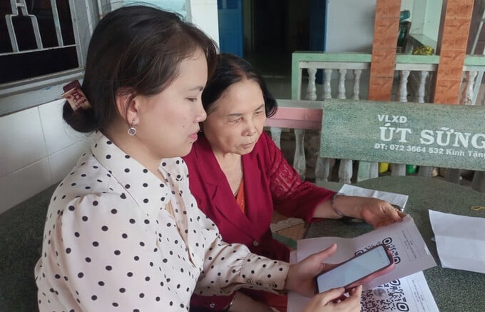 Hướng dẫn người dân thực hiện mô hình thu gom rác thải nhựa, chai thủy tinh bằng mã QR