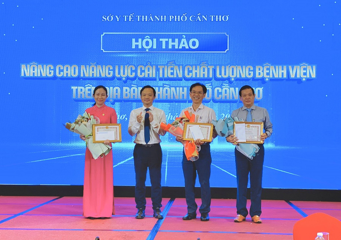Lãnh đạo Sở Y tế Cần Thơ trao tặng giấy khen cho 3 tập thể đã hoàn thành xuất sắc nhiệm vụ trong thực hiện Bộ tiêu chí chất lượng bệnh viện năm 2023