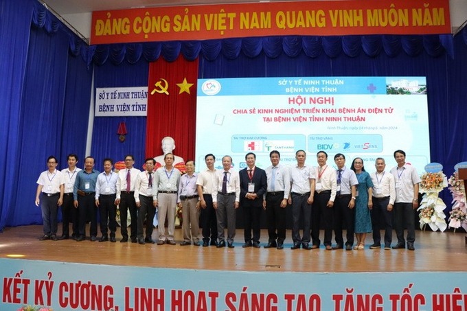 Các đại biểu dự hội nghị chụp hình lưu niệm