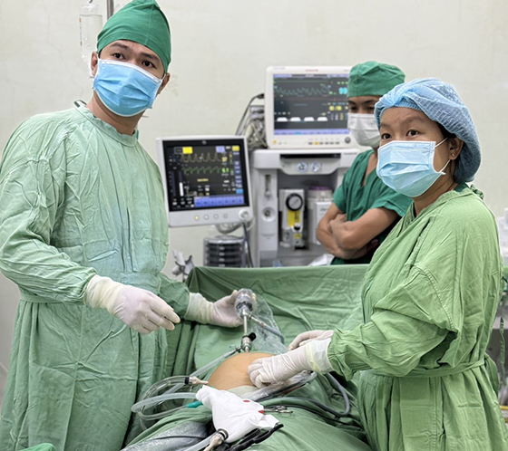 Ê kíp phẫu thuật cho bệnh nhân