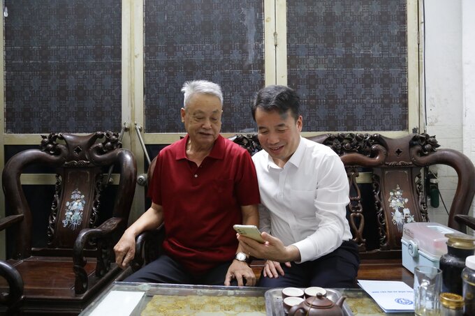 Ông Nguyễn Hữu, tại Hà Đông, TP. Hà Nội cũng nhận được lương hưu ngay đầu giờ chiều 1/7