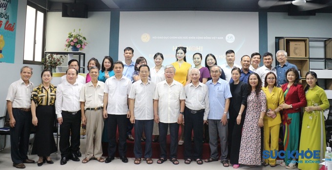 Các đại biểu chụp ảnh kỉ niệm