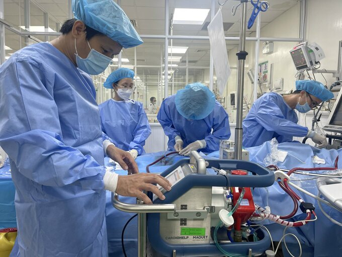 Báo động đỏ liên viện làm ECMO cứu sống bệnh nhân suy hô hấp nguy kịch sau phẫu thuật thẩm mỹ (Ảnh: BVCC)