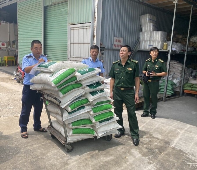 Lực lượng chức năng kiểm tra hàng hóa vi phạm
