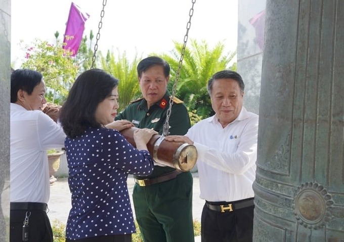 Các đại biểu thỉnh chuông tại Nghĩa trang liệt sĩ Quốc gia Đường 9