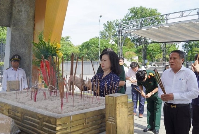 Các đại biểu dâng hoa tri ân các anh hùng, liệt sĩ tại Nghĩa trang Liệt sĩ Quốc gia Trường Sơn