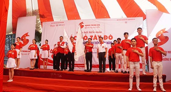 Ông Nguyễn Thực Hiện - Phó Chủ tịch UBND thành phố và Ông Nguyễn Hà Thanh, Viện trưởng Viện Huyết học – Truyền máu Trung ương trao cờ Hành trình đỏ, Cờ Hội cho các bạn tình nguyện viên và thực hiện nghi thức hô khẩu hiệu truyền thống Hành trình đỏ