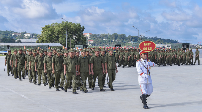 Cán bộ, chiến sĩ Công an, lực lượng tham gia bảo vệ ANTT cơ sở và người dân trên địa bàn đã tham gia diễu hành