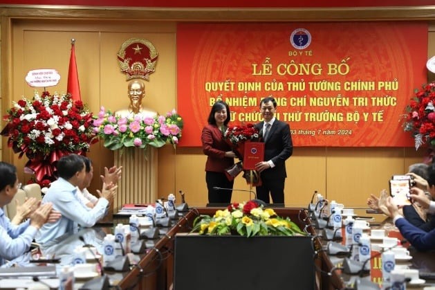 Thừa ủy quyền của Thủ tướng Chính phủ, Bộ trưởng Bộ Y tế Đào Hồng Lan trao quyết định của Thủ tướng Chính phủ bổ nhiệm đồng chí Nguyễn Tri Thức giữ chức Thứ trưởng Bộ Y tế
