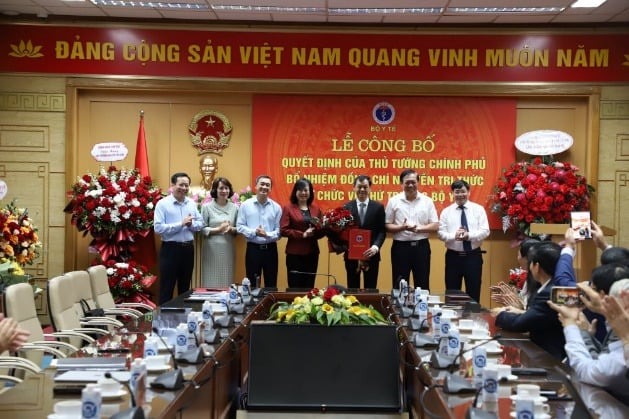 Các đồng chí lãnh đạo Bộ Y tế chúc mừng tân Thứ trưởng Bộ Y tế Nguyễn Tri Thức