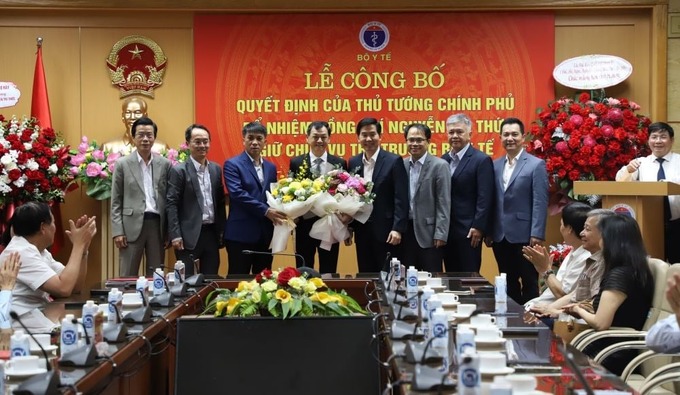 Các đại biểu tham dự chúc mừng tân Thứ trưởng Bộ Y tế Nguyễn Tri Thức