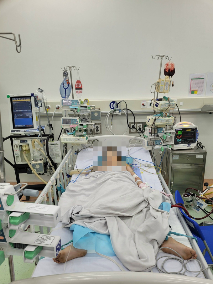 Ekip vừa cấp cứu ngưng tim, vừa đặt ECMO đã cứu sống bệnh nhân Đ. ngoạn mục, không để lại di chứng (Ảnh: BVCC)