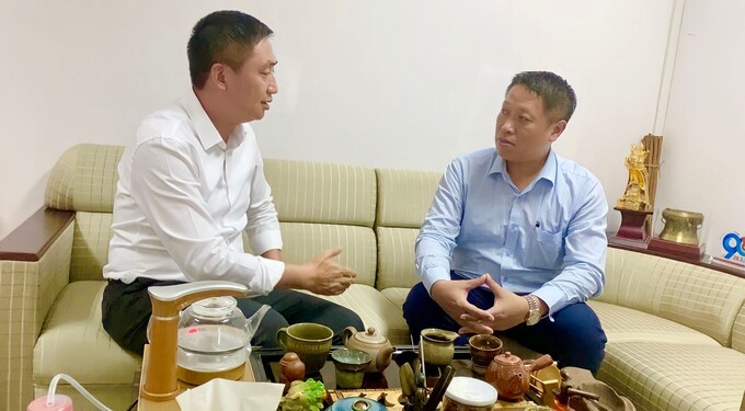 Phó Cục trưởng Cục XTTM Hoàng Minh Chiến (bên trái) chia sẻ kinh nghiệm với lãnh đạo Bản tin TTVN
