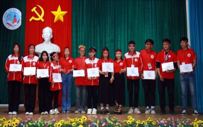 Lãnh đạo Hội Chữ thập đỏ Lâm Đồng trao giấy khen, giấy chứng nhận cho các tình nguyện viên hành trình đỏ năm 2024