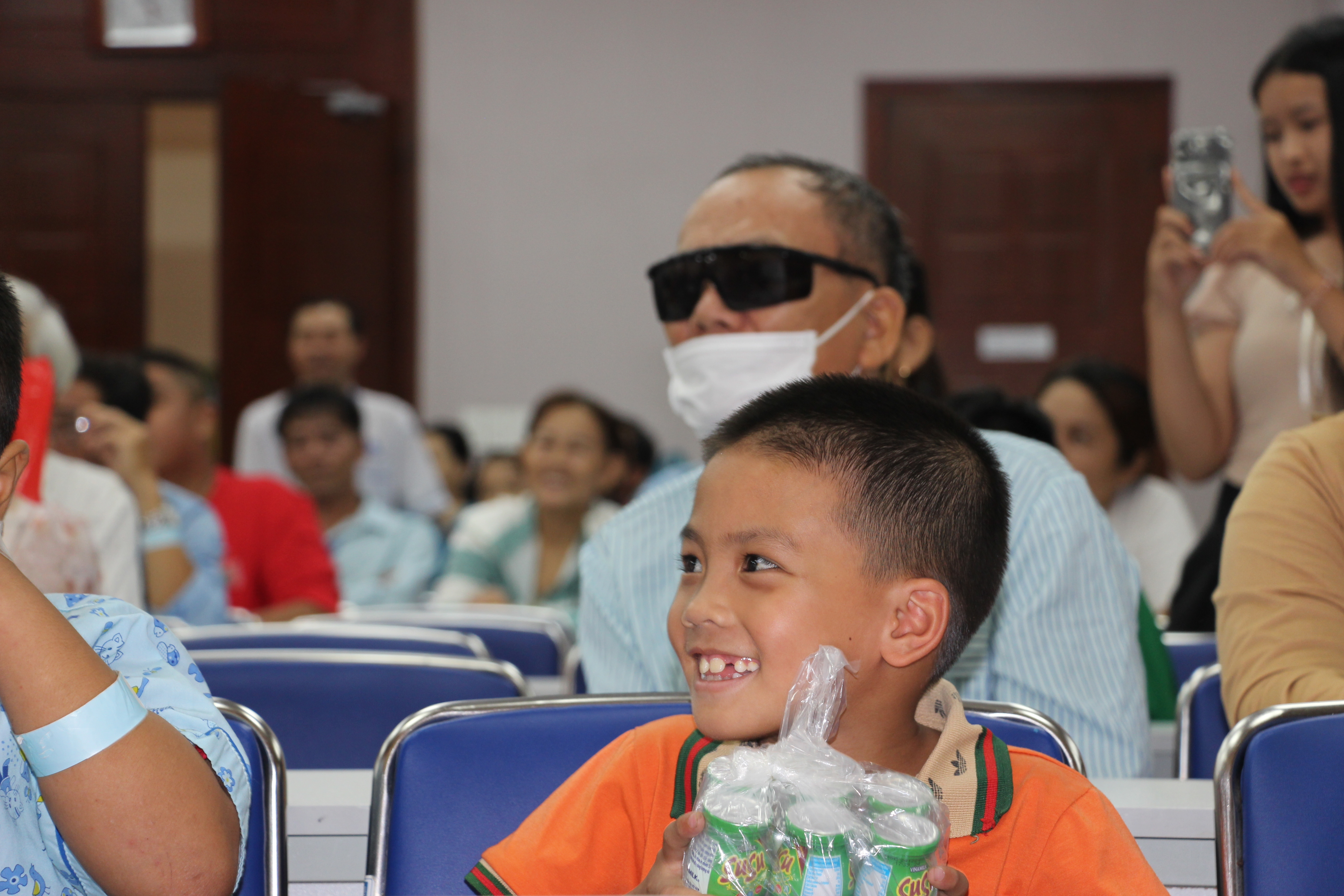 Nụ cười hạnh phúc của bé trai khi nhận được quà của ban tổ chức