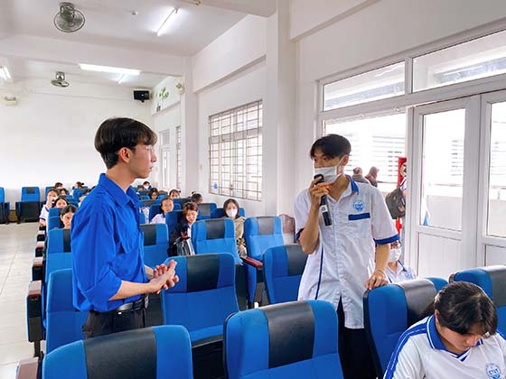 Các bạn sinh viên tham gia trả lời câu hỏi kiến thức về HIV, PrEP