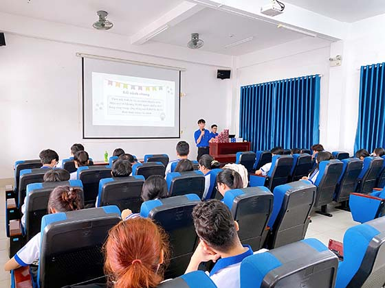 Các bạn sinh viên trường Đại học Kỹ thuật - Công nghệ TP. Cần Thơ tham dự buổi tư vấn giới tính, truyền thông về dự phòng lây truyền HIV và tạo cầu cho PrEP