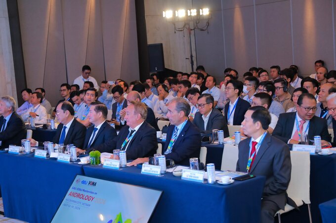 Đại biểu và các học viên tham gia khóa đào tạo nam khoa tiêu chuẩn Châu Âu 2024