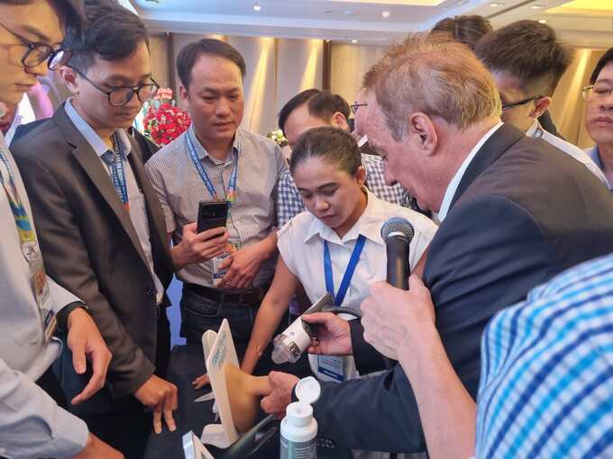 Giáo sư Jens Rassweiler từ hội Tiết niệu Châu Âu đang hướng dẫn trực tiếp cho các học viên sử dụng máy xung kích trong điều trị bệnh lý nam khoa