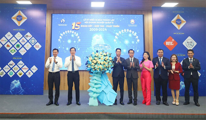 Lãnh đạo Quận ủy – UBND Quận 12 tặng hoa chúc mừng Hội Doanh nghiệp quận nhân kỷ niệm 15 năm thành lập