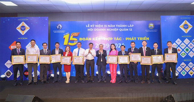 Lãnh đạo Hiệp hội Doanh nghiệp Thành phố và UBND Quận 12 trao khen thưởng cho các cá nhân