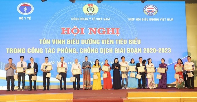 Bộ trưởng Bộ Y tế Đào Hồng Lan, Chủ tịch Công đoàn Y tế Việt Nam trao khen thưởng cho các đoàn viên công đoàn tiêu biểu