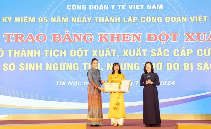 Bộ trưởng Bộ Y tế Đào Hồng Lan và Chủ tịch Công đoàn Y tế Việt Nam Phạm Thanh Bình trao thư khen, Kỷ niệm chương và Bằng khen của Công đoàn Y tế Việt Nam cho điều dưỡng Nguyễn Thị Thảo đã cấp cứu kịp thời một bé sơ sinh sặc sữa trên xe tắc xi vào tối ngày 4/7/2024 vừa qua.