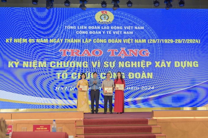 Lãnh đạo Tổng Liên đoàn Lao động Việt Nam trao Kỷ niệm chương “Vì sự nghiệp xây dựng tổ chức Công đoàn” cho 3 đoàn viên công đoàn thuộc ngành y tế