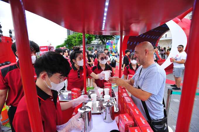 Người tiêu dùng còn được thưởng thức vị cà phê NESCAFÉ đậm thơm hoàn hảo và có cơ hội nhận nhiều quà tặng hấp dẫn từ nhãn hàng tại các điểm tổ chức sự kiện 