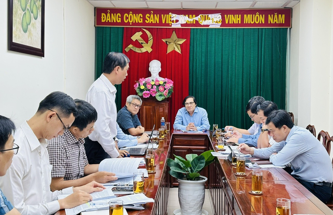Lãnh đạo Sở Kế hoạch và Đầu tư báo cáo tại cuộc họp