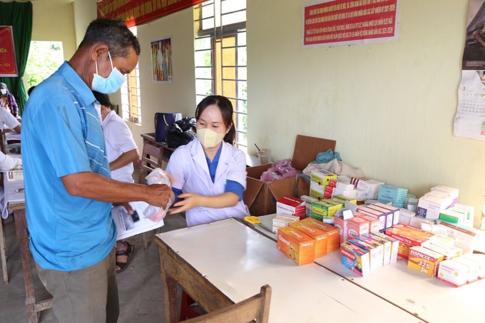 Người dân được cấp phát thuốc miễn phí để phòng một số bệnh thông thường (ảnh: Đình Thi)
