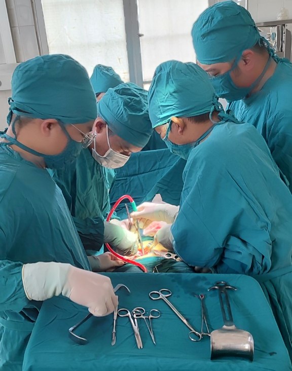 Các bác sĩ Trung tâm Y tế Đam Rông cấp cứu kịp thời cứu sống bệnh nhân